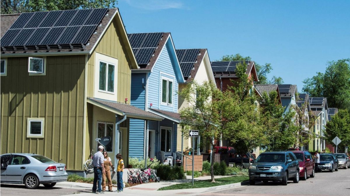 منازل مزودة بألواح شمسية في أميركا