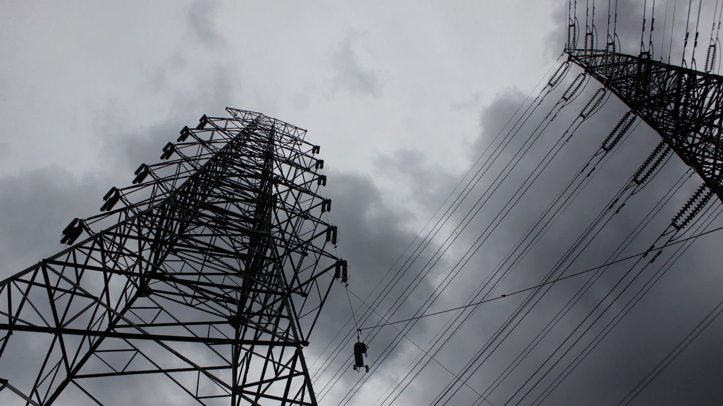 أبراج خطوط الكهرباء عالية الجهد في العاصمة الإندونيسية