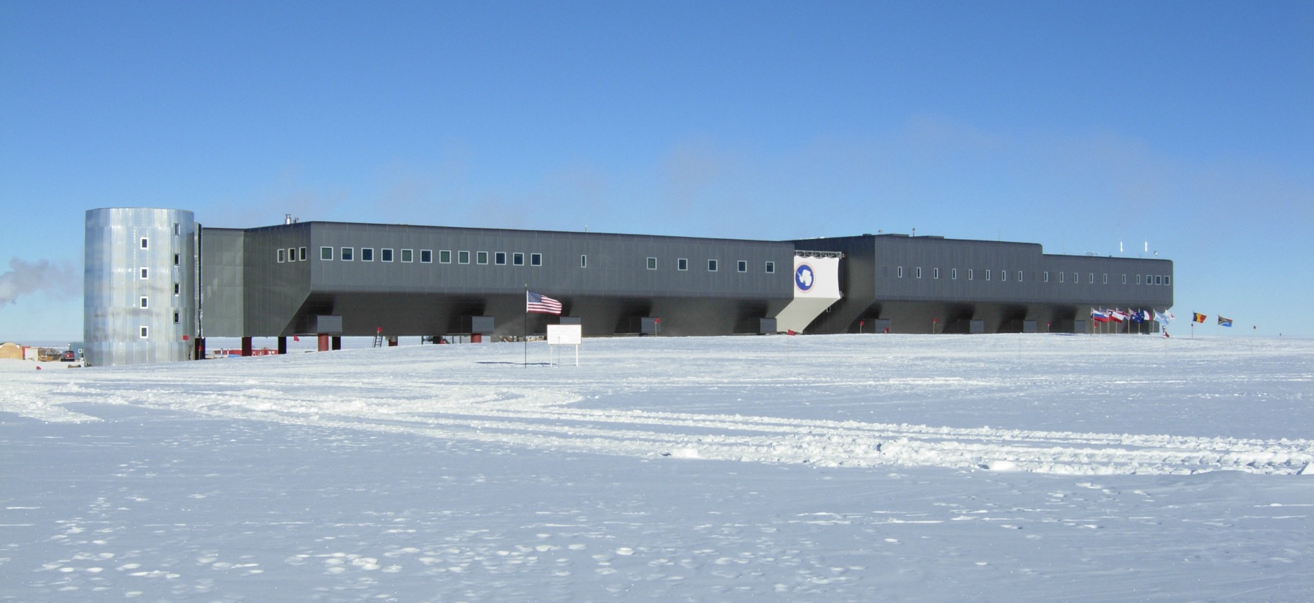 مشهد إجمالي للمحطة وسط الثلوج