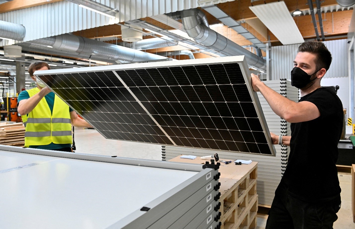 خط لإنتاج الألواح الشمسية بمدينة دريسدن في ألمانيا 