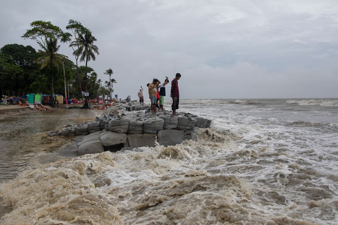 تداعيات الإعصار رمال على سواحل بنغلاديش