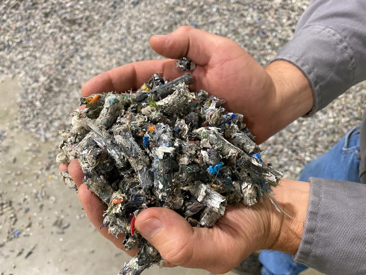 كبسولات بلاستيكية في مصنع لإعادة التدوير الكيميائي تابع لشركة برايتمارك الأميركية 