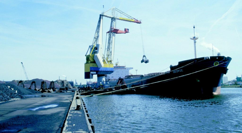 نقل شحنات الفحم من رصيف في ميناء إلى متن سفينة 