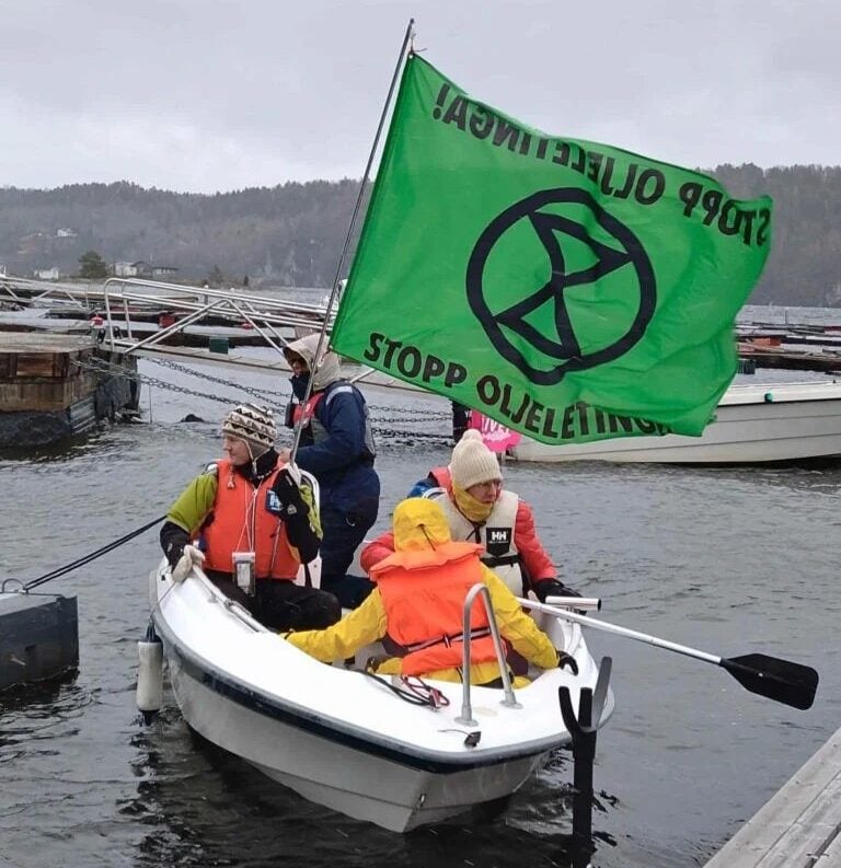 نشطاء المناخ يرفعون لافتات تطالب بوقف أنشطة النفط والغاز في بحر الشمال 