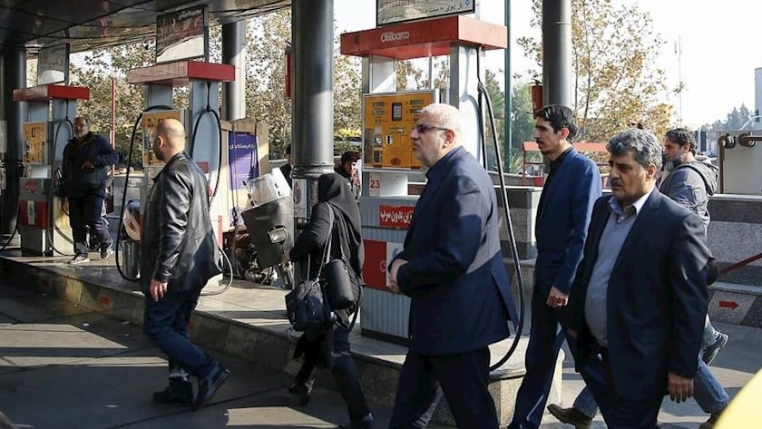 وزير النفط الإيراني جواد أوجي في زيارة لإحدى محطات الوقود بالعاصمة طهران