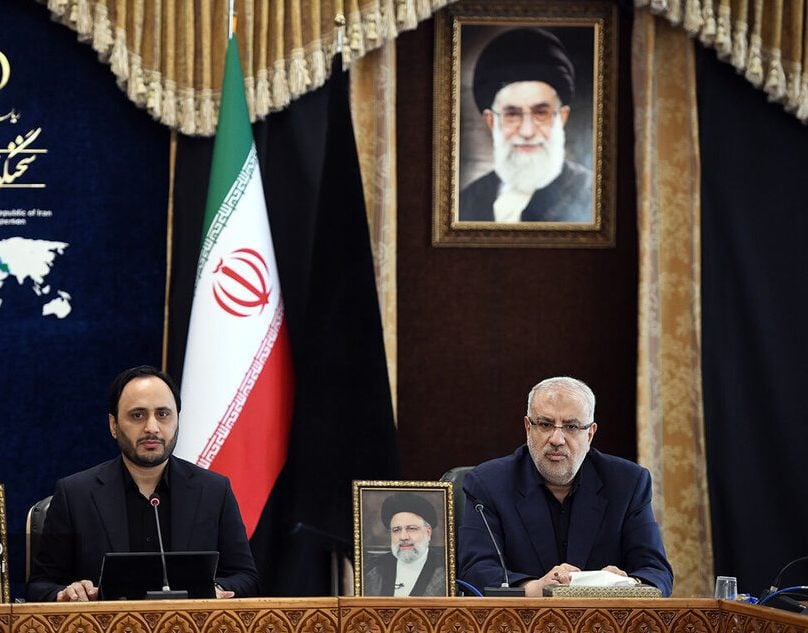 وزير النفط الإيراني ومتحدث الحكومة خلال المؤتمر الصحفي
