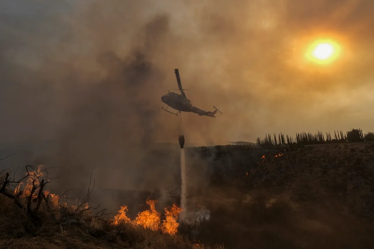 طائرة تساعد في جهود إطفاء حرائق غابات في ولاية كاليفورنيا الأميركية