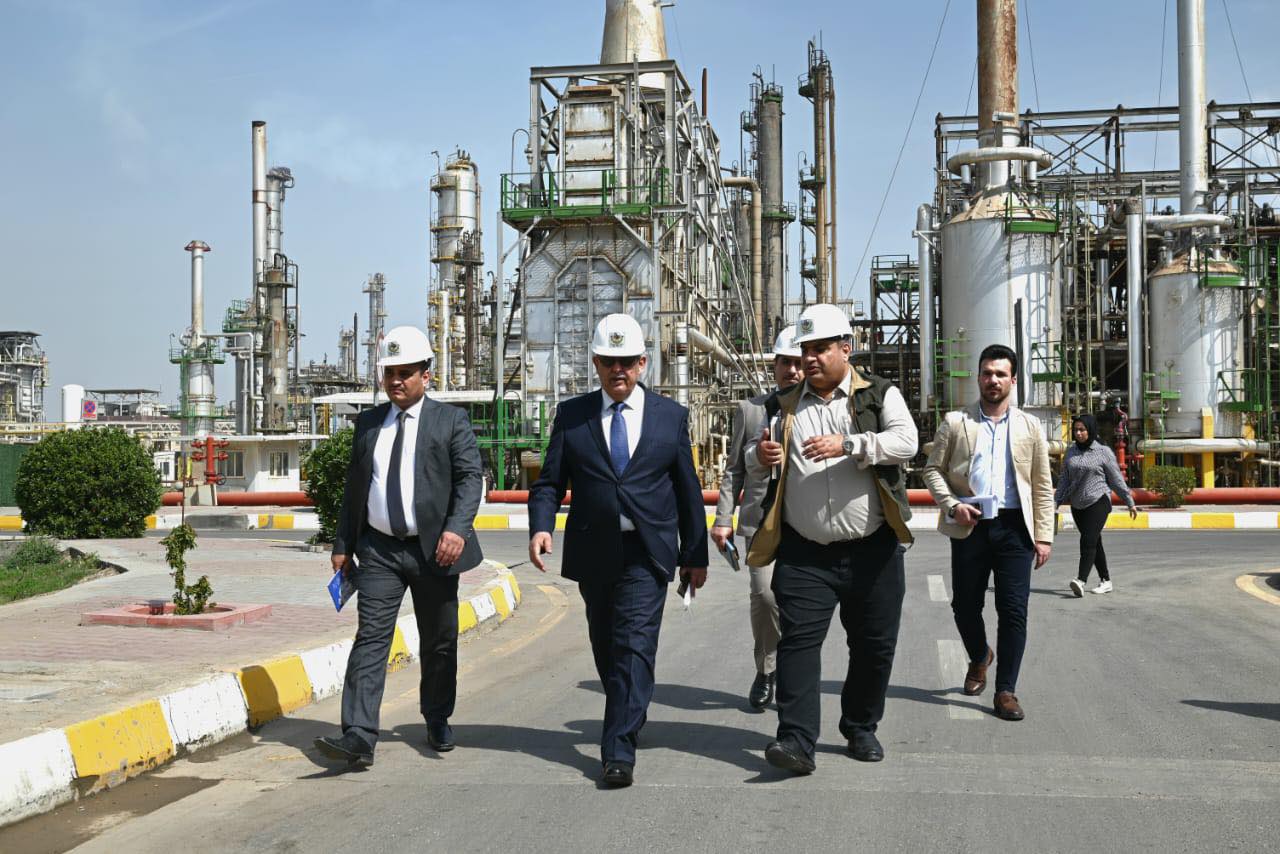 وزير النفط العراقي حيان عبدالغني خلال تفقده أحد مشروعات قطاع التكرير