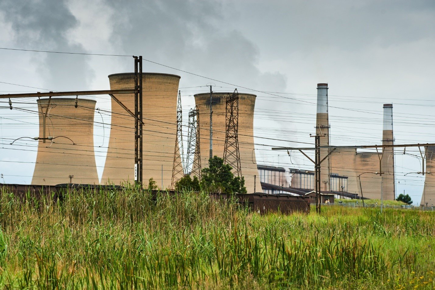 محطة هيندرينا لتوليد الكهرباء من الفحم في بلدة ميدلبورغ بجنوب أفريقيا 