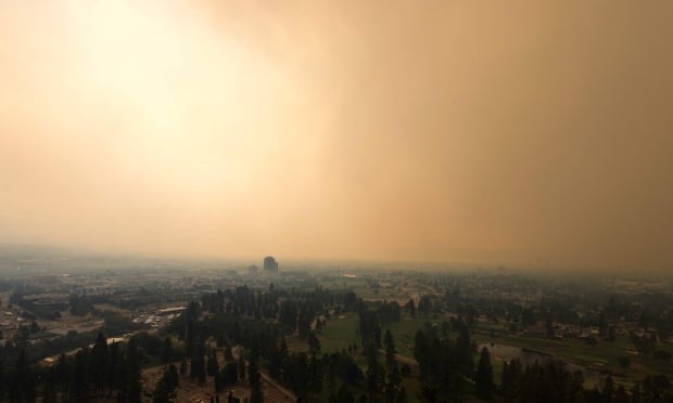 دخان حرائق الغابات يغلف مدينة كيلونا بمقاطعة بريتيش كولومبيا في كندا 