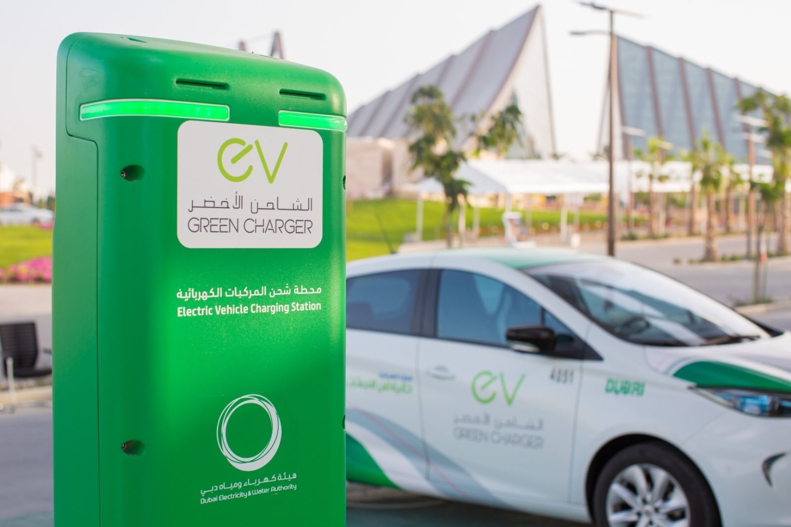 سيارة كهربائية تتزود بالطاقة من محطة شحن في الإمارات