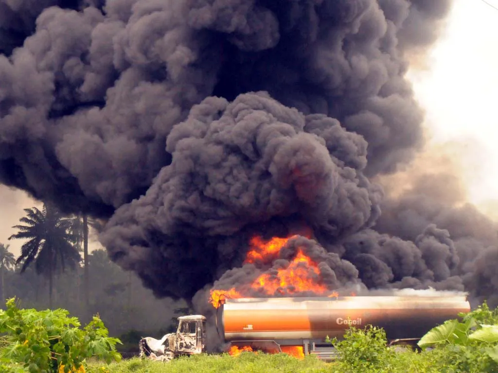 جانب من حادث انفجار شاحنة وقود سابق في نيجيريا 