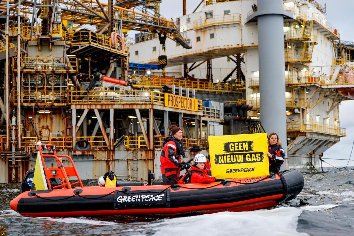 نشطاء يحتلون منصة حفر في بحر الشمال