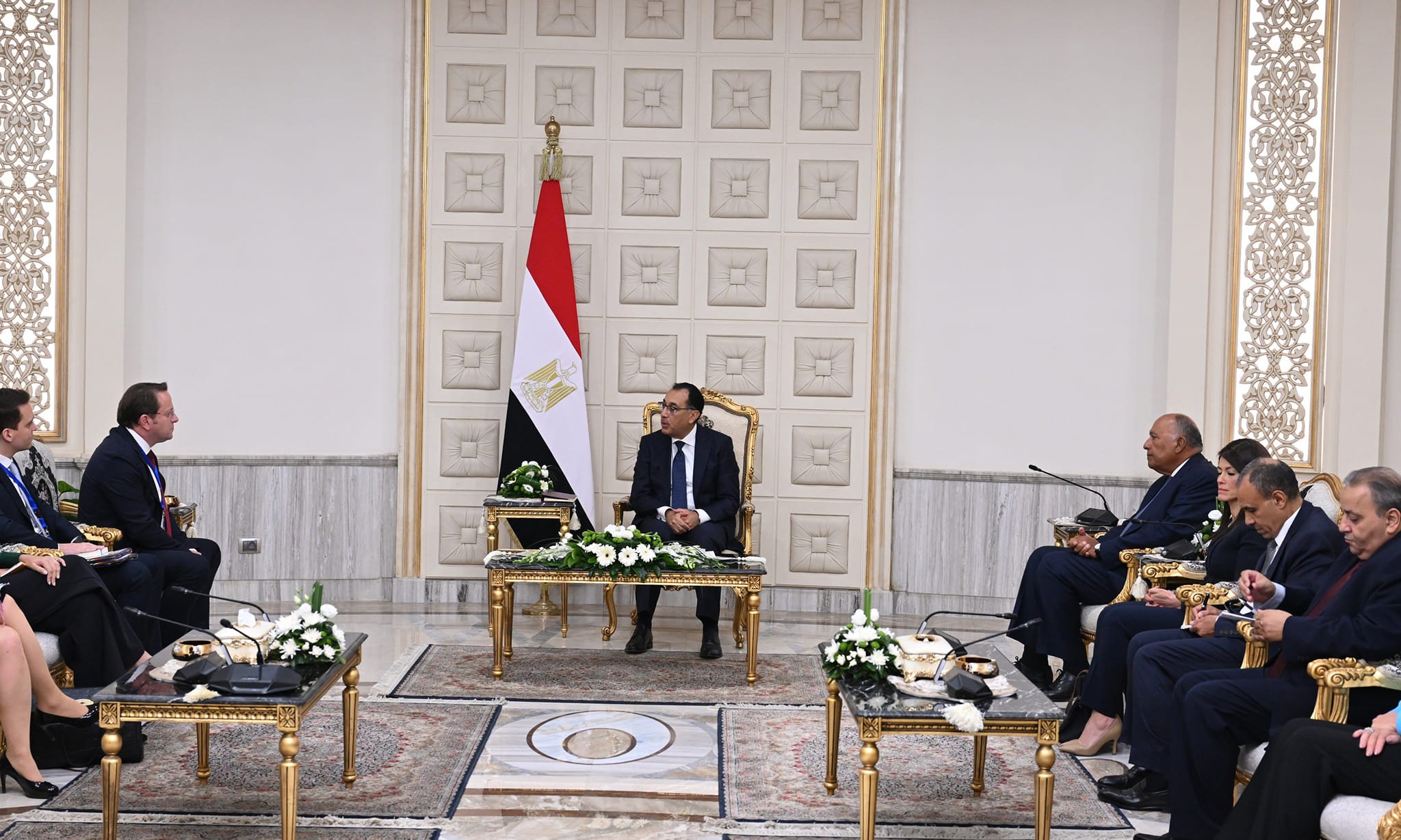 جانب من لقاء رئيس الوزراء المصري والمفوض الأوروبي 