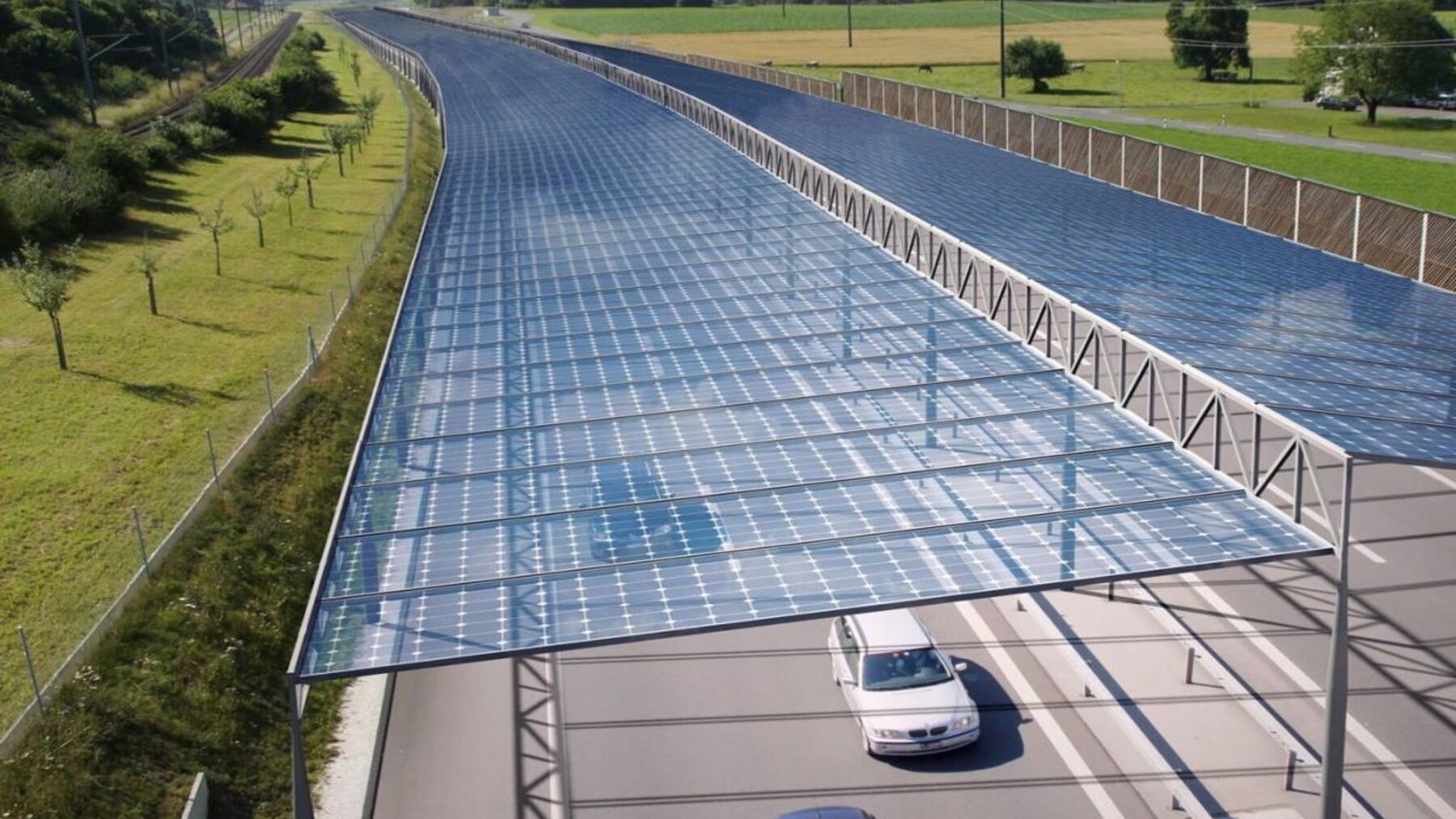أول طريق سريع يعمل بالألواح الشمسية في العالم