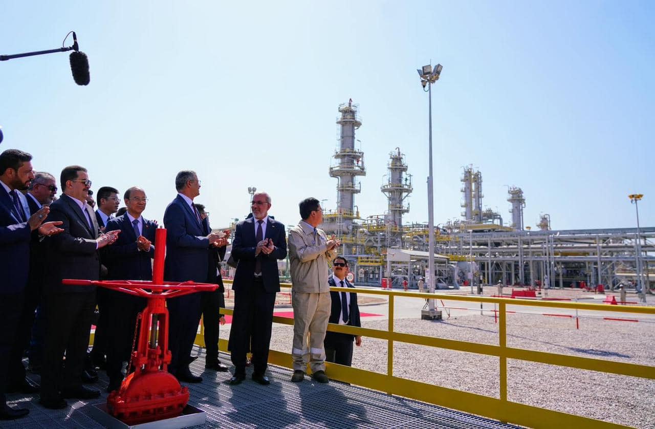 رئيس الوزراء ووزير النفط يفتتحان مشروع معالجة الغاز المصاحب في حقل الحلفاية