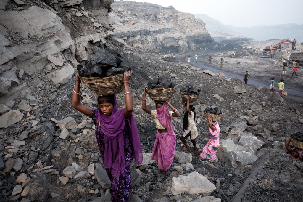 عاملات داخل منجم فحم في الهند