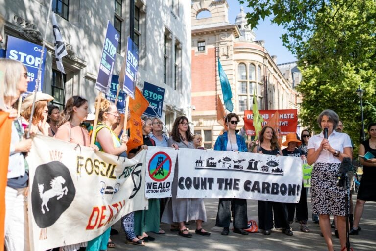 لافتات تطالب باحتساب الانبعاثات الكربونية خلال تقييمات الحفر 