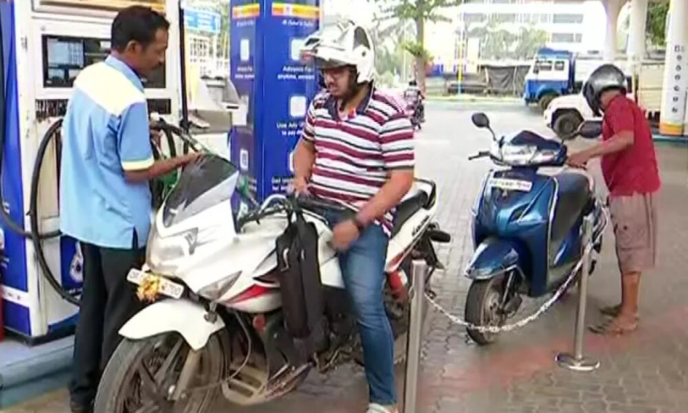 مواطنون يتزودون بالوقود من محطة في الهند 