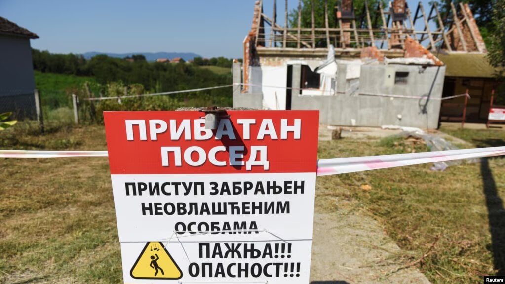 لافتة باللغة الصربية تقول "ممنوع الاقتراب للأشخاص غير المصرح لهم" أمام منزل اشترته ريو تينتو في موقع تطوير المنجم