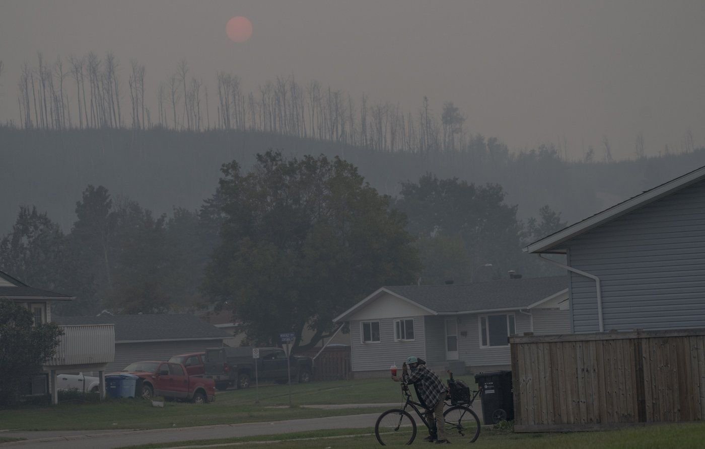 الدخان الناجم عن حرائق الغابات بمنطقة فورت ماكموري في كندا 