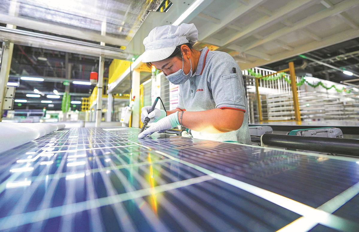 عاملة داخل مصنع للخلايا الشمسية في الصين