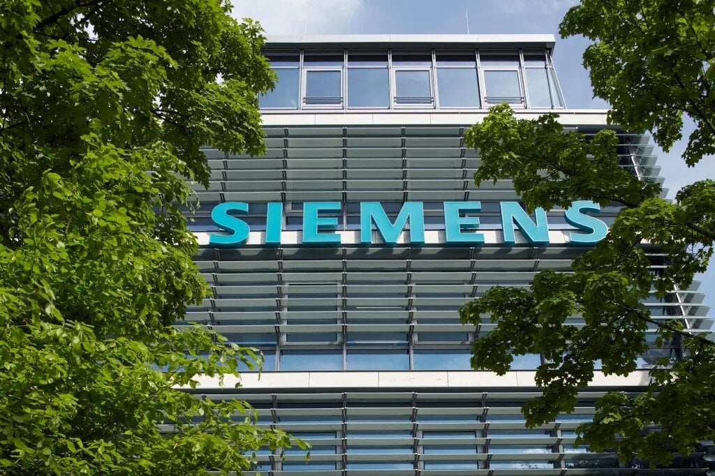 شعار شركة سيمنس على أحد مقارها 