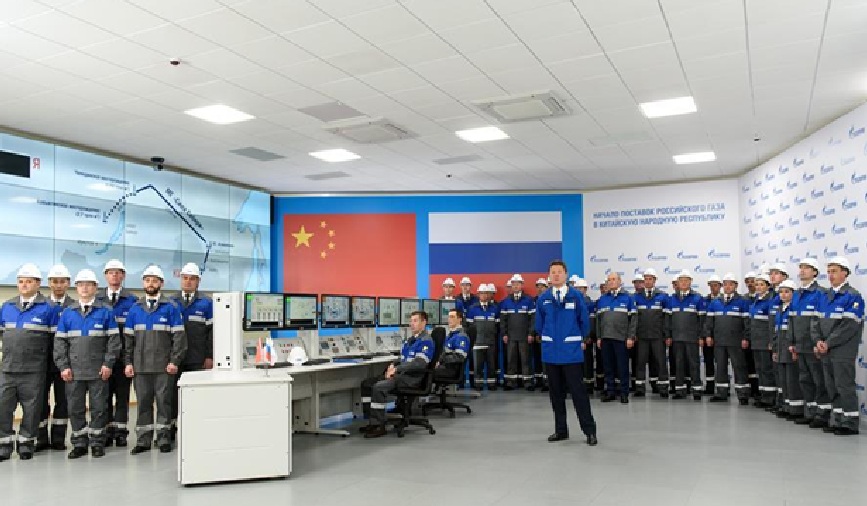 موظفو شركة غازبروم يحضرون حفل إطلاق خط أنابيب الغاز الطبيعي الشرقي بين الصين وروسيا 