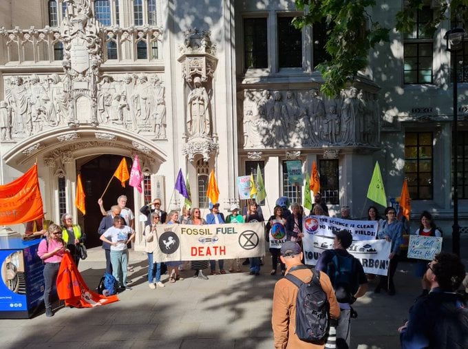 تجمع نشطاء المناخ أمام المحكمة العليا في المملكة المتحدة 
