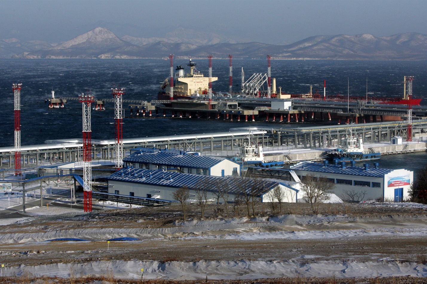 ميناء كوزمينو لتحميل النفط التابع لشركة ترانسنفط بمدينة ناخودكا في روسيا