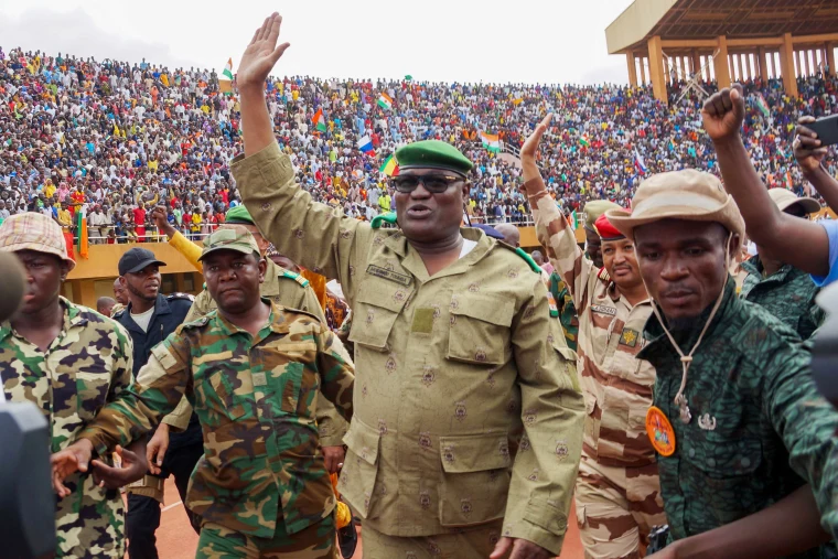 قادة الانقلاب العسكري في النيجر يلوحون للمواطنين