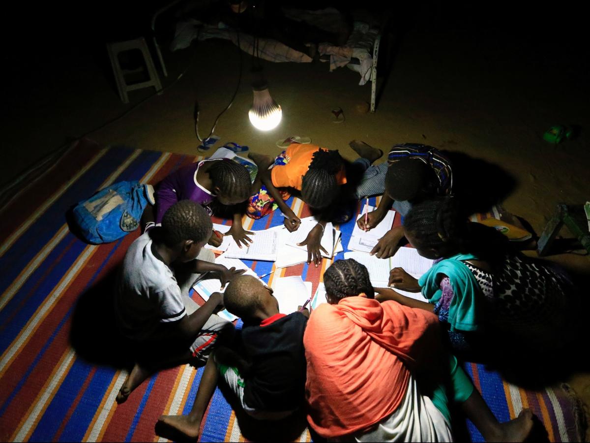 أطفال أفارقة يعانون في مراجعة دروسهم بسبب الكهرباء