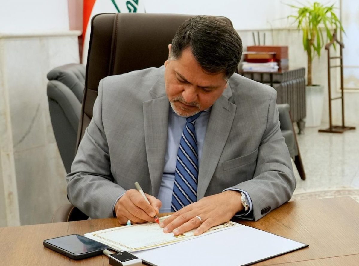 جانب من توقيع عقد أول مشروع طاقة شمسية في العراق
