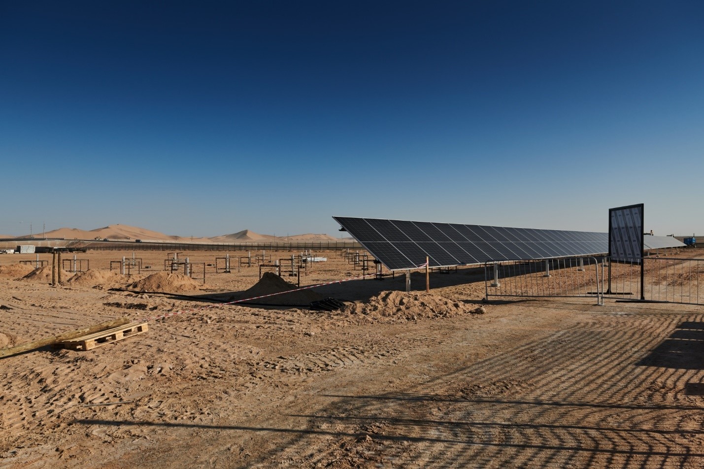 ألواح الطاقة الشمسية في صحراء ناميب