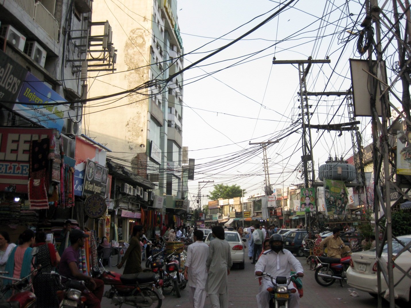 خطوط كهرباء في لاهور الباكستانية