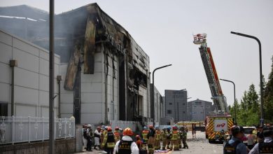 Photo of مصرع 22 شخصًا إثر حريق مصنع بطاريات في كوريا الجنوبية (فيديو)