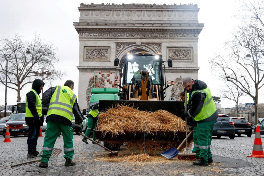 احتجاجات المزارعين في فرنسا بسبب قيود الانبعاثات