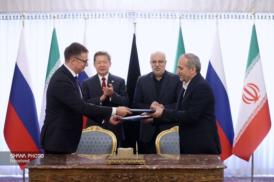 جانب من توقيع مذكرة تفاهم بشأن صادرات الغاز الروسية إلى طهران 