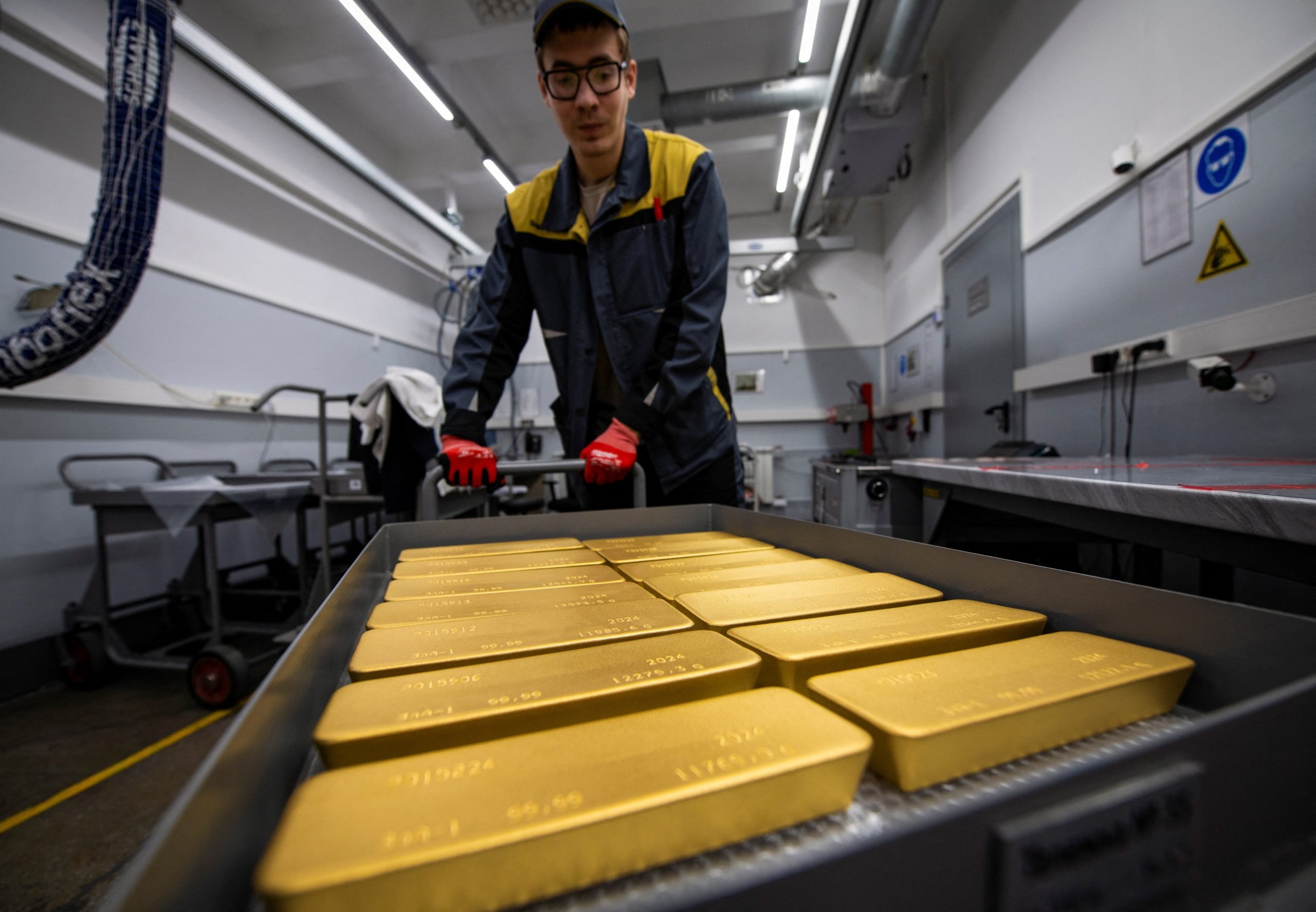 موظف ينقل سبائك من الذهب في غرفة عمل أثناء الإنتاج بأحد مصانع المعادن الثمينة في مدينة كراسنويارسك السيبيرية