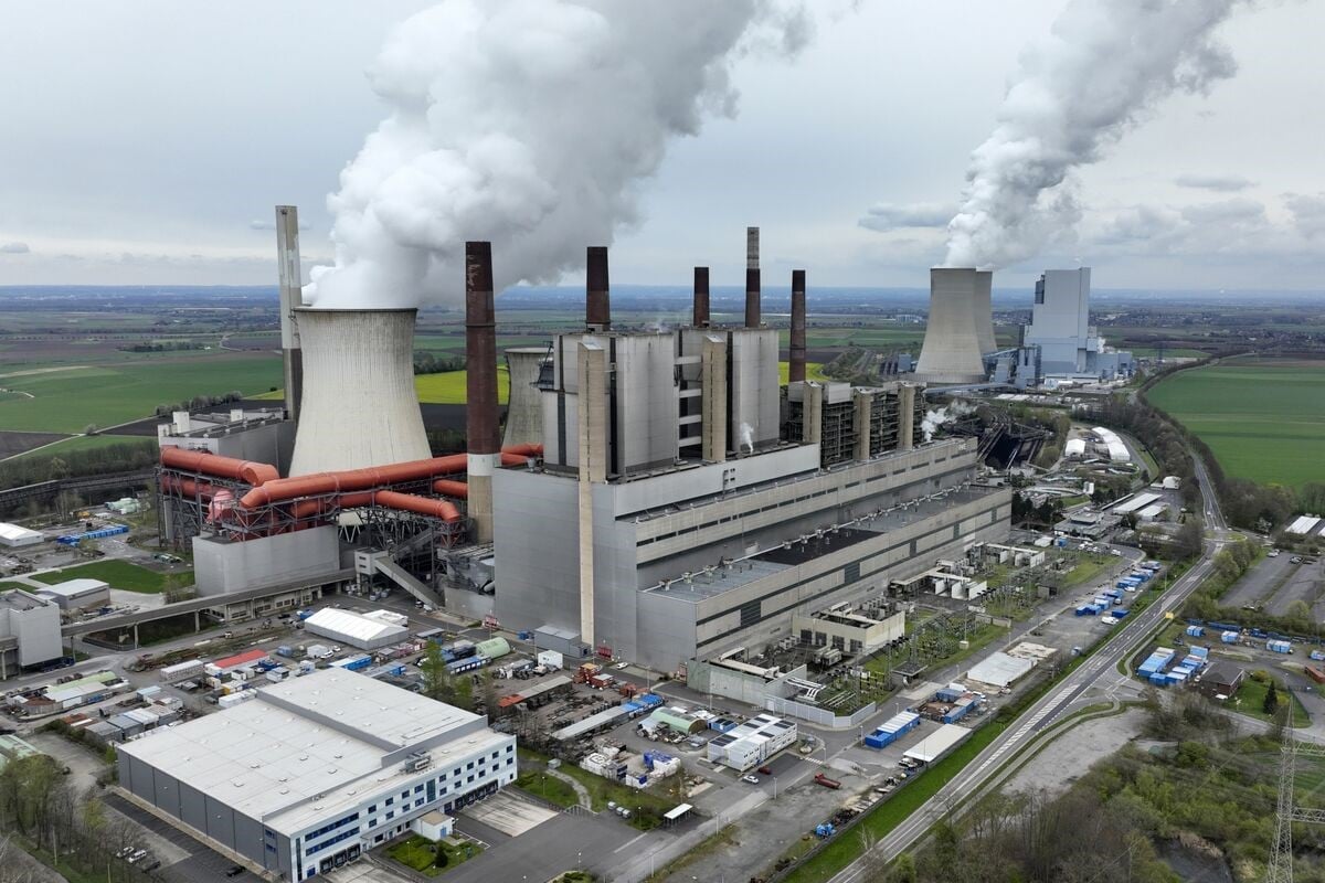 محطة نيوراث لتوليد الكهرباء من الفحم في بلدة غريفنبرويش بألمانيا 