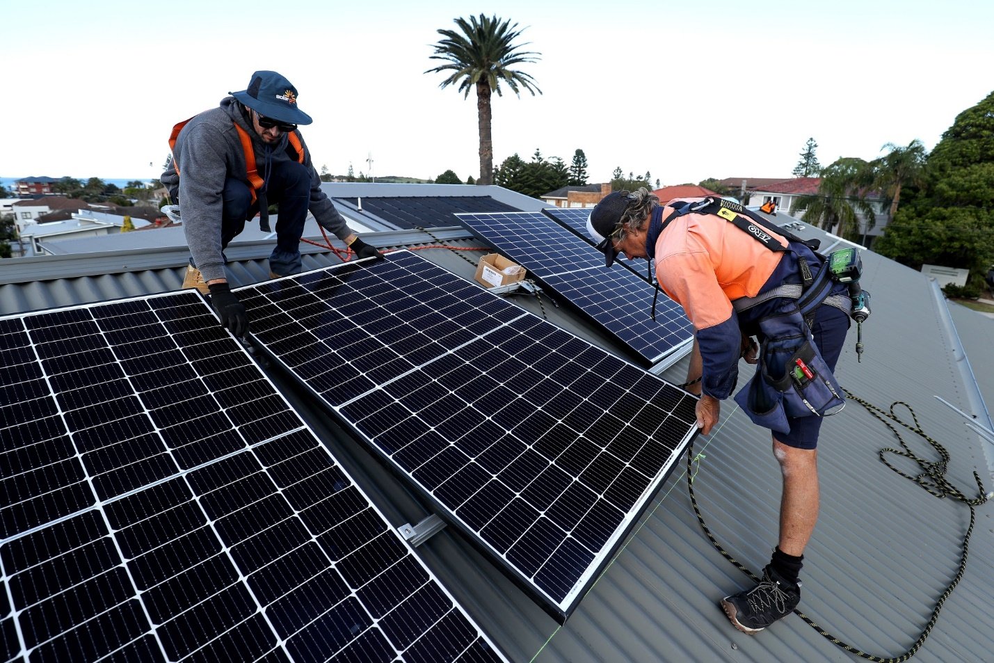 تركيب الألواح الشمسية على سطح أحد المساكن بمدينة سيدني في أستراليا