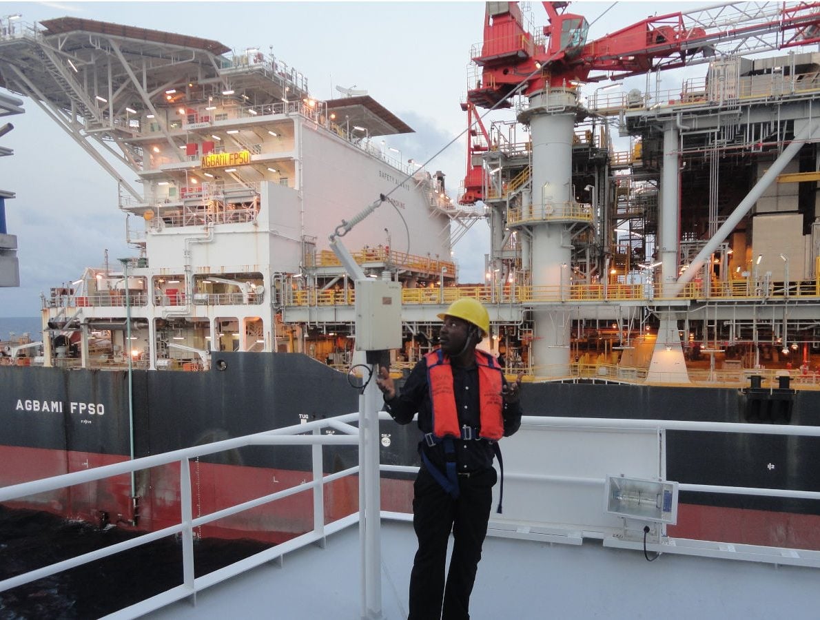 عامل في موقع عمل تابع لشركة شيفرون في نيجيريا