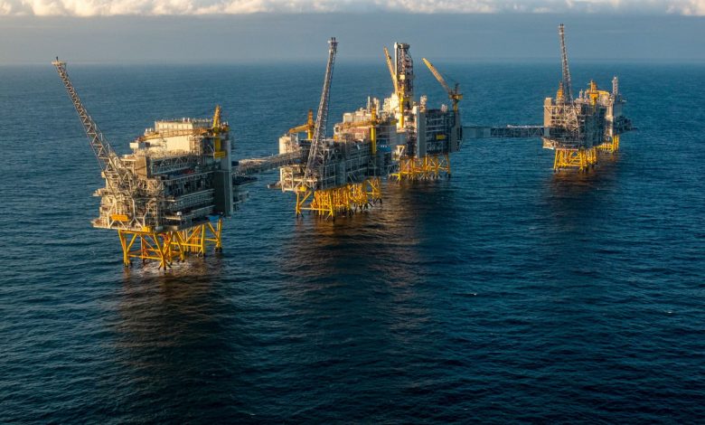 Photo of أغلب شركات النفط والغاز في بحر الشمال لا يخطط للاستثمار بالطاقة المتجددة (تقرير)