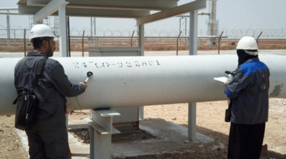 مهندسون بموقع العمل في حقل الأحدب