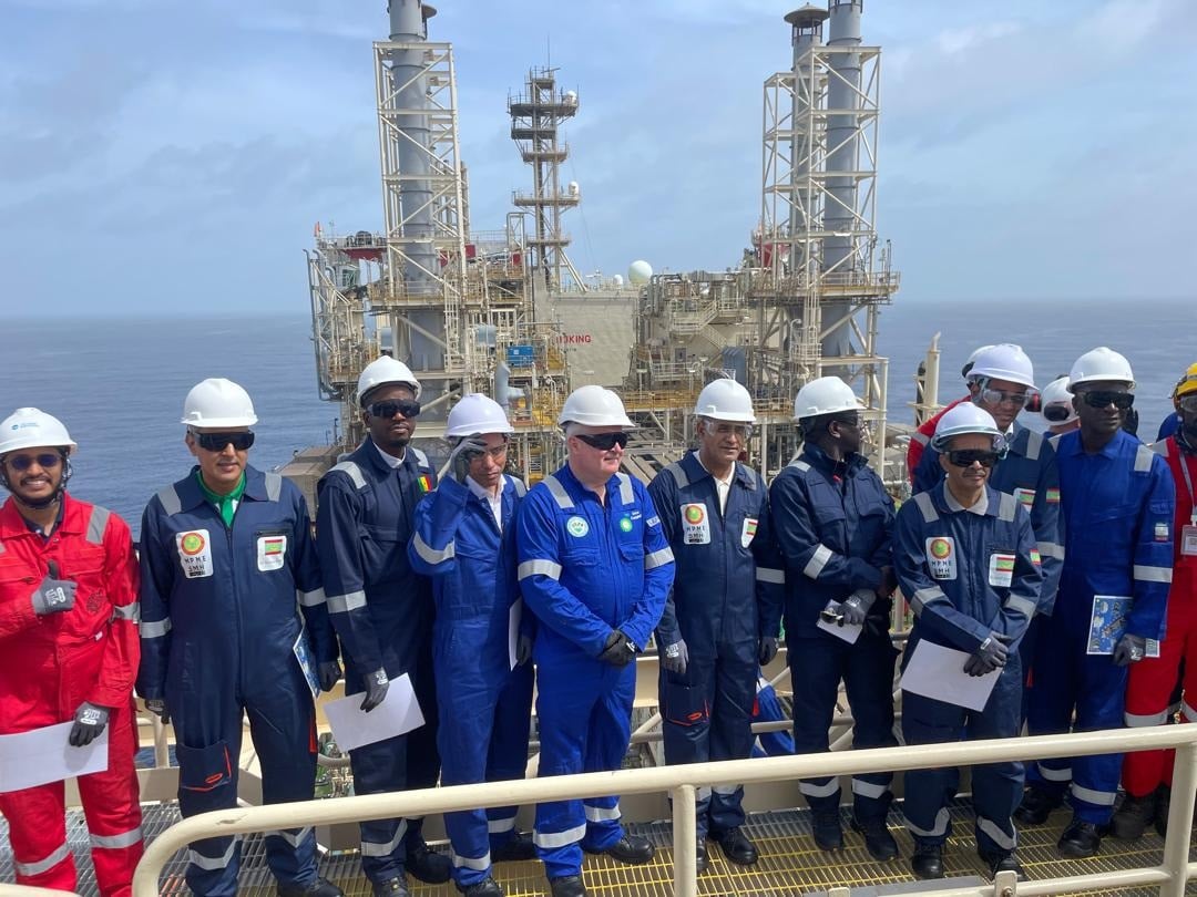 مهندسون موريتانيون وسنغاليون في حقل السلحفاة أحميم الكبير