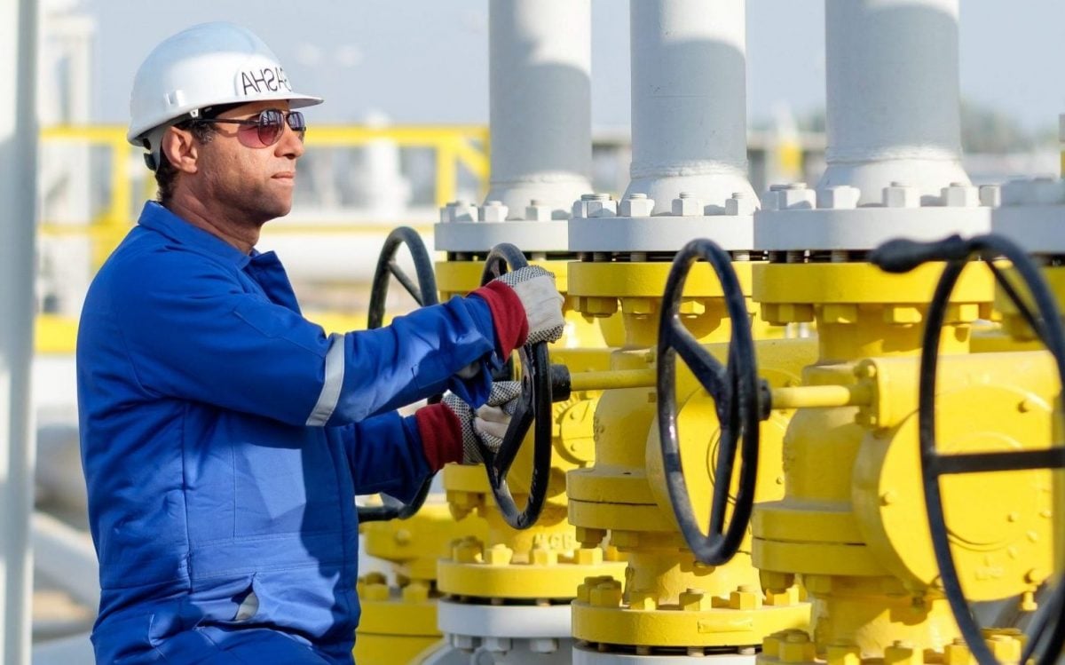 عامل بأحد مشروعات دانة غاز في مصر