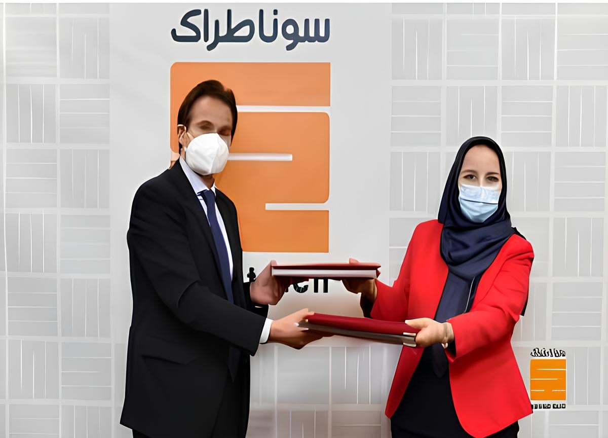 جانب من مراسم توقيع اتفاقية شراكة بين إيني وسوناطراك