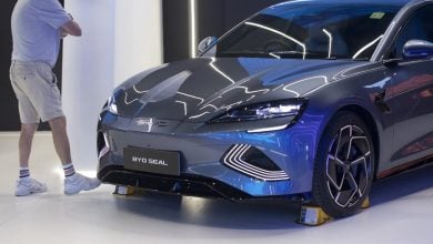 Photo of بي واي دي تتخطى تيسلا وتتصدر مبيعات السيارات الكهربائية في مارس 2025 (تقرير)