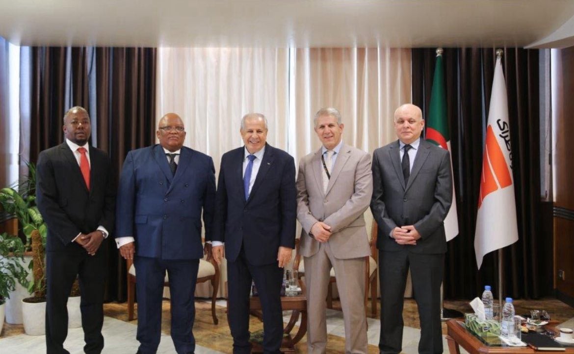 جانب من لقاء الرئيس المدير العام لشركة سوناطراك وسفير جنوب أفريقيا