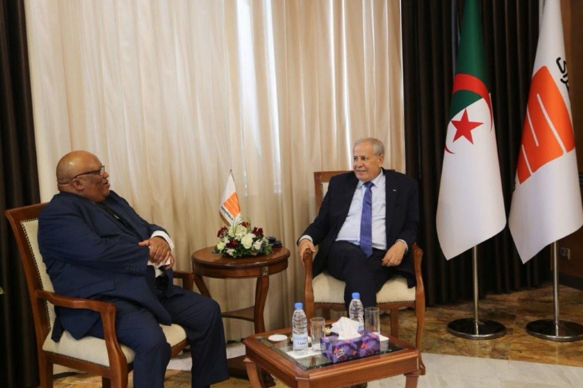 جانب من لقاء الرئيس المدير العام لشركة سوناطراك وسفير جنوب أفريقيا